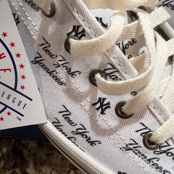 MLB White New York Yankees Canvas Sneakers sz 10 - Picture 2 of 8